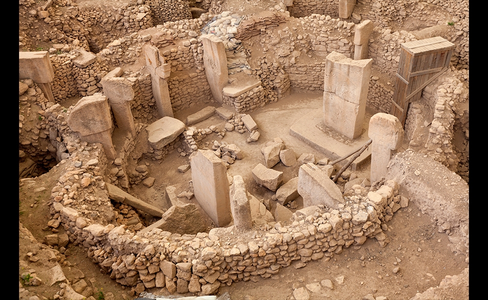 Khu đền cổ Göbekli Tepe, Thổ Nhĩ Kỳ Nằm trong dãy núi Germuş ở Anatolia, khu đền cổ xưa nhất của loài người này có cấu trúc cự thạch đồ sộ của hình chữ nhật tròn và như chiếc loa, được dựng lên bởi các nhóm săn bắn hái lượm thời kỳ đồ đá mới, giữa 9.600 và 8.200 trước Công nguyên. Những di tích này có thể được sử dụng trong các nghi lễ, có thể là tang lễ. Các cột hình chữ T đặc trưng được chạm khắc hình các loài động vật hoang dã cung cấp cái nhìn sâu sắc về thế giới quan và niềm tin của những người sống ở Thượng Mesopotamia khoảng 11.500 năm trước.