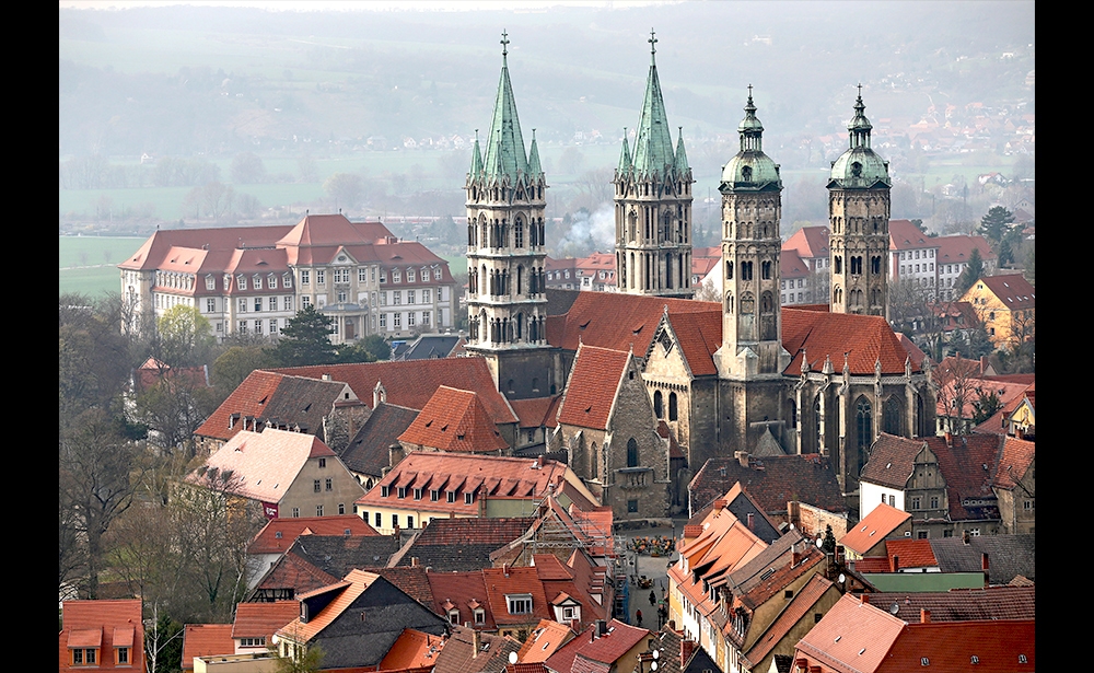 Nhà thờ Naumburg, Đức Nằm ở phần phía Đông của lưu vực Thuringian, nhà thờ Naumburg được xây dựng bắt đầu vào năm 1028, là một bằng chứng đặc biệt cho nghệ thuật và kiến trúc của thời Trung Cổ. Kiến trúc Roman với hai bên là hai dàn hợp xướng Gothic làm chứng cho một phong cách chuyển tiếp giữa sự kết thúc của phong cách Roman và sự khởi đầu của Gothic.