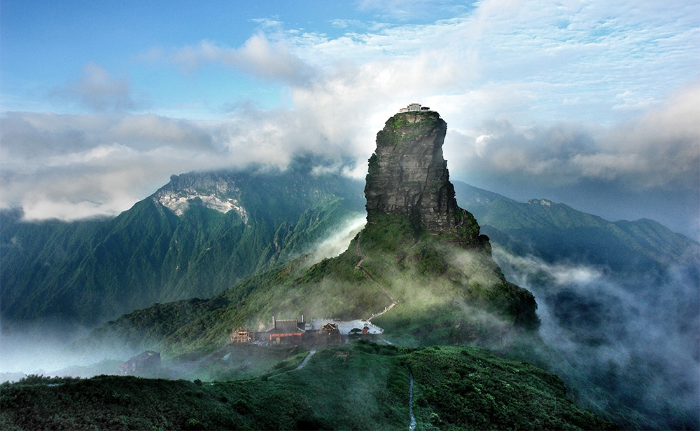 Khu bảo tồn thiên nhiên Fanjingshan, Trung Quốc Nằm trong dãy núi Wuling ở tỉnh Quý Châu (Tây Nam, Trung Quốc), Fanjinshan đặc trưng bởi độ cao thấp dần từ 2570m đến 500 mét so với mực nước biển, là nơi sinh sống của nhiều loài động vật và thực vật có nguồn gốc từ 65 triệu đến 2 triệu năm trước. Vì đặc điểm cô lập một cách hoàn toàn với khu vực đồng bằng bên dưới, Fanjingshan nghiễm nhiên trở thành một hòn đảo có mức độ đa dạng sinh học cao với các loài đặc hữu, chẳng hạn như cây thông Fanjinshan, hoặc các loài bị đe dọa như kỳ giông khổng lồ. Đây là nơi có rừng sồi nguyên sinh lớn nhất và liên tục nhất trong khu vực cận nhiệt đới.