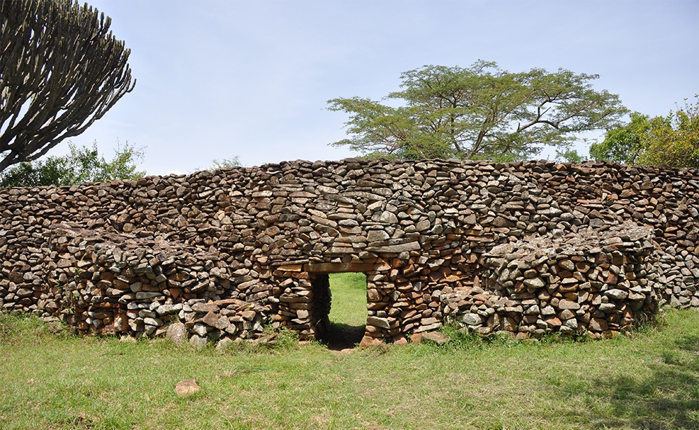 Khu khảo cổ Thimlich Ohinga, Kenya Nằm trong khu vực hồ Victoria, phía Tây Bắc thành phố Migori, Kenya, quần thể Thimlich Ohinga có các bức tường làm bằng các khối đá xếp lên nhau này nhiều khả năng được xây dựng vào thế kỷ XVI. Công trình có thể từng là pháo đài ở của các cộng đồng dân cư và gia súc. Đây cũng là quần thể lớn nhất và được bảo tồn nguyên vẹn nhất trong số những di tích thuộc loại này còn sót lại. Đây là một minh chứng hiếm có của những quần thể tường đá xếp khổng lồ, đặc trưng của những cộng đồng người du mục đầu tiên cư ngụ bên hồ Victoria.