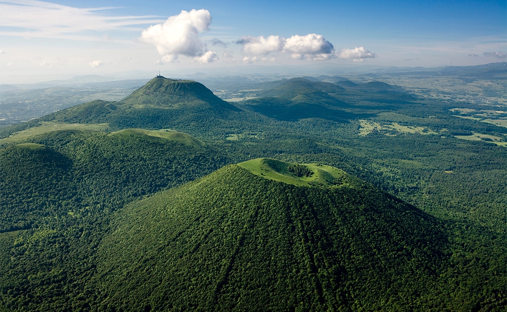 Dãy núi lửa Puys, Pháp Một chuỗi các núi lửa nằm dọc theo hướng Bắc Nam được tạo thành từ các miệng núi lửa nằm ở khối núi Trung tâm của nước Pháp, địa điểm này bao gồm sự liên kết núi lửa của chuỗi Puys dAuvergne và các lỗi Limagne dài. Nó là một yếu tố mang tính biểu tượng của rạn nứt Tây Âu, được tạo ra sau sự hình thành của dãy núi Alps, cách đây 35 triệu năm. Các đặc điểm địa chất của địa điểm này cho thấy lớp vỏ lục địa nứt vỡ như thế nào và sau đó sụp đổ, cho phép lớp nham thạch trong lòng đất dâng lên và tăng độ cao cho bề mặt. Nơi đây là một ví dụ nổi bật về sự gián đoạn lục địa - hoặc rạn nứt - là một trong năm giai đoạn chính của kiến tạo mảng trái đất. Trong số các núi lửa không hoạt động của chuỗi là Puy de Dome, cao 1.465 mét.