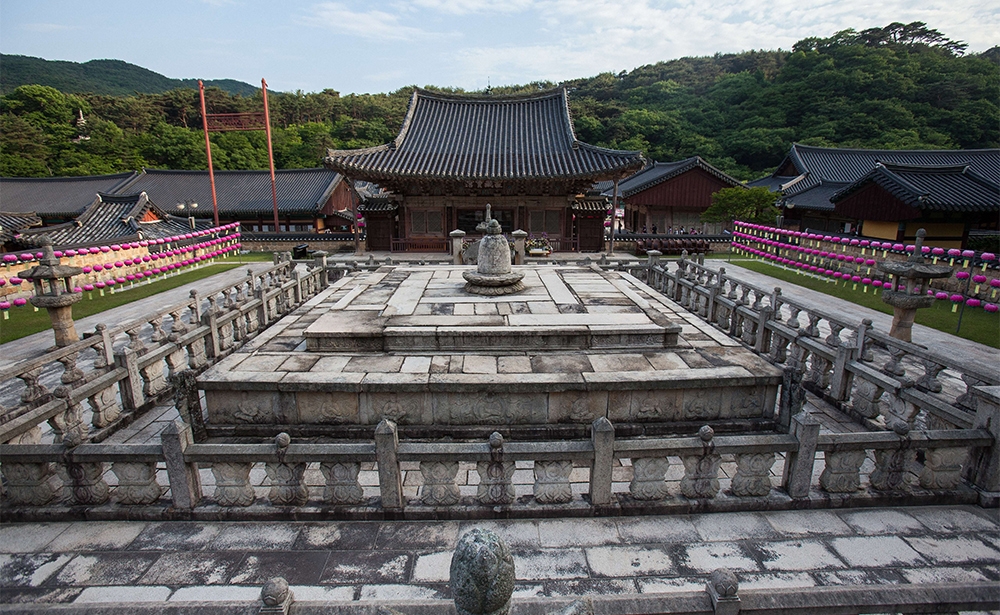 Bảy ngôi sơn tự Sansa, Hàn Quốc Bảy ngôi sơn tự (Sansa) của Hàn Quốc nằm rải rác khắp bán đảo Triều Tiên. Nơi đây đem đến một bằng chứng sống động, rõ ràng về văn hóa tự viện Phật giáo Hàn Quốc từ thế kỉ thứ bảy đến nay. Bảy ngôi chùa này chứa đựng những thành tố cần thiết để biểu thị giá trị nổi bật phổ quát của các ngôi sơn tự Phật giáo Hàn Quốc, gồm quần thể núi, các kiến trúc được bảo tồn nguyên vẹn dành cho các hoạt động tôn giáo và cuộc sống hằng ngày, các điện thờ, khu vực thiền định, các không gian học thuật tự viện và khu lưu trú dành cho các nhà tu hành. Sansa là một đặc trưng quan trọng của Phật giáo Đông Á. Đó là những nơi đồng thời dành cho thực hành tôn giáo và cuộc sống hằng ngày.