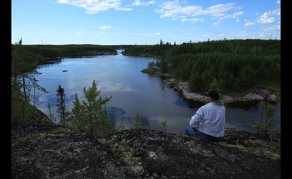 Khu dự trữ sinh quyển Pimachiowin Aki, Canada Pimachiowin Aki có nghĩa là Vùng đất cho cuộc sống là một cảnh quan rừng cắt qua các con sông và được bao phủ bởi các hồ, vùng đất ngập nước và rừng thông boreal. Nó là một phần của ngôi nhà tổ tiên của Anishinaabe, một nhóm các dân tộc bản địa sống bằng nghề câu cá, săn bắt và hái lượm. Khu vực này bao gồm các vùng đất truyền thống của 4 cộng đồng Anishinaabe. Đây là một ví dụ đặc biệt về truyền thống văn hóa Ji-ganawendamang Gidakiiminaan (“giữ đất”).