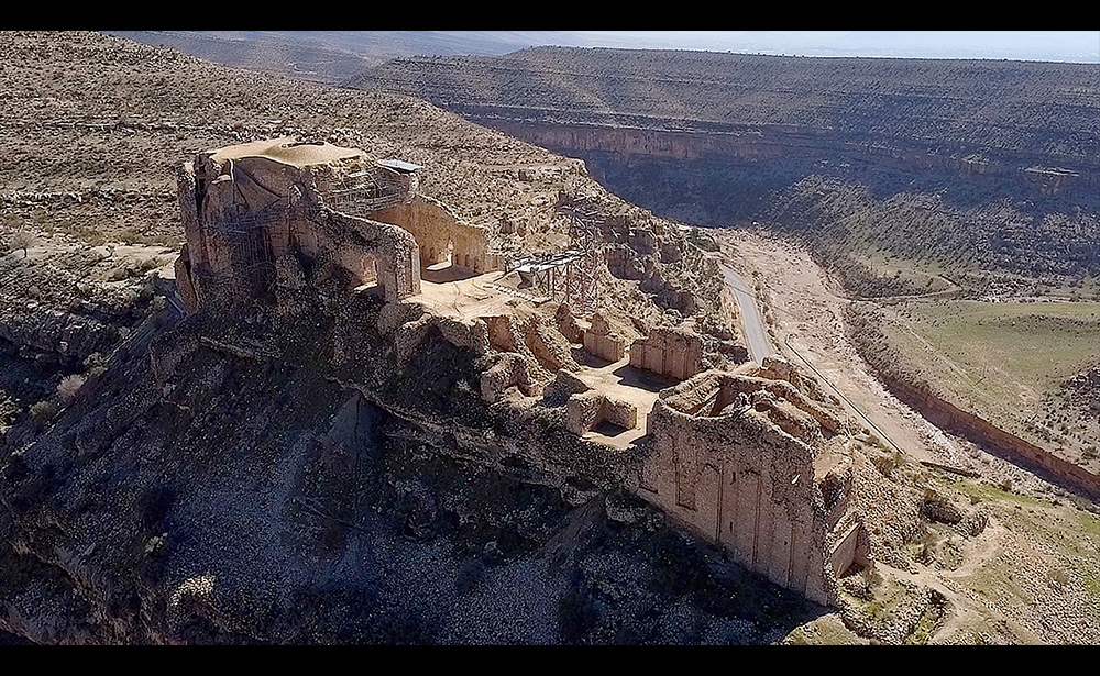 Khu khảo cổ Sasanian của vùng Fars, Iran Nằm ở phía Đông Nam của tỉnh Fars, Iran, chuỗi di chỉ tám địa điểm khảo cổ gồm di tích ba thành phố cổ Bishabpur, Firouzabad và Sarvestan. Đây là minh chứng cho một thời kỳ hoàng kim của triều đại Sassanid ở vương quốc Ba Tư cổ. Những đường nét kiến trúc, cung điện và đô thị này có từ những khoảnh khắc đầu tiên và cuối cùng của Đế chế Sasanian.
