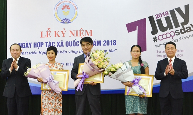 Chủ tịch Nguyễn Ngọc Bảo trao Bằng khen cho các tổ chức Quốc tế đã góp phần vào sự phát triển của Liên minh HTX Việt Nam