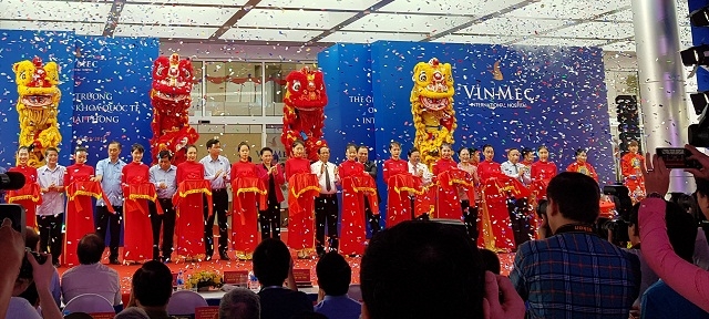 Cắt băng khánh thành và đưa bệnh viện Vinmec vào hoạt động