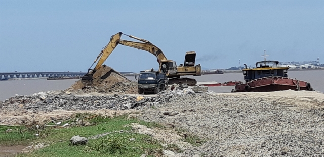 Bến bốc xếp hàng hóa không phép của Công ty Haco cách cầu Tân Vũ không xa