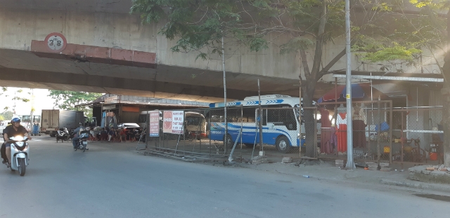 Gầm cầu An Đồng, huyện An Dương nhiều năm nay trở thành bến đỗ xe khách