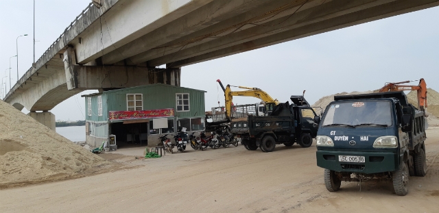 Dựng nhà xưởng ngay trong gầm cầu