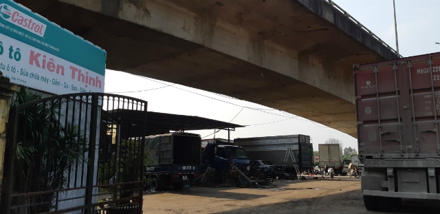 Gầm cầu Kiến An nhiều năm nay đã trở thành xưởng sửa chữa ô tô
