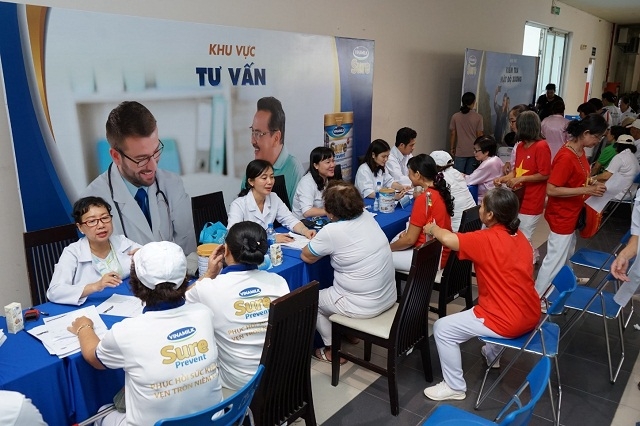 Các Bác sĩ Trung tâm dinh dưỡng Vinamilk tư vấn sức khỏe và chế độ dinh dưỡng cho người cao tuổi tham gia chương trình