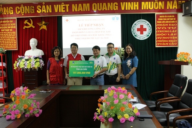 Ông Tống Xuân Phong trao ủng hộ của người lao động PVFCCo cho Hội Chữ thập đỏ tỉnh Lai Châu