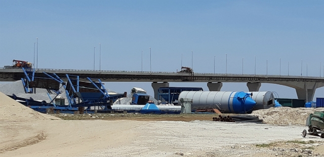 Trạm trộn bê tông của Công ty Minh Đức dựng sát cầu Tân Vũ đã bị lực lượng chức năng yêu cầu tháo dỡ