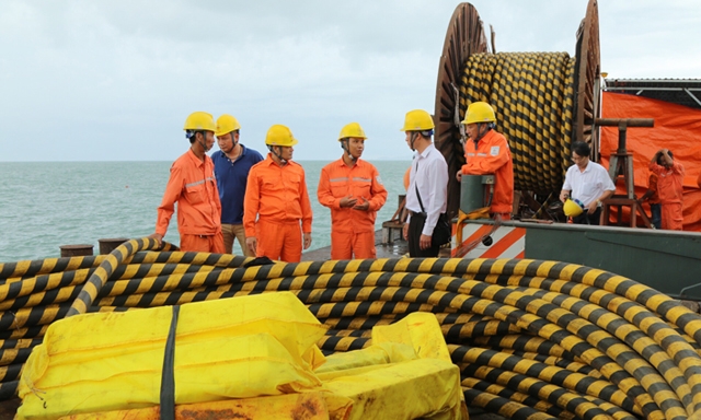 Nỗ lực khắc phục sự cố cáp ngầm biển 22kV cho Cô Tô