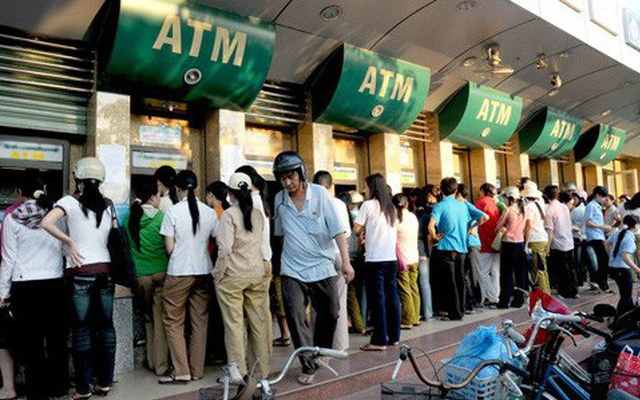 Khoảng 49 triệu chủ thẻ ATM sẽ bị ảnh hưởng nếu VietinBank, Vietcombank, BIDV, Agribank đồng loạt tăng phí rút tiền nội mạng lên 1.650 đồng/lần (ảnh minh họa)