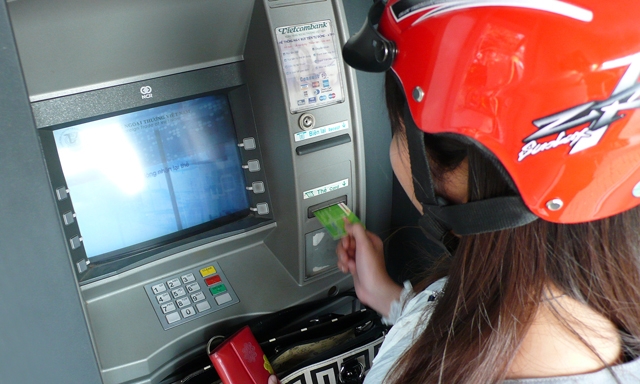 Tăng phí dịch vụ luôn nằm trong kế hoạch của các ngân hàng thương mại