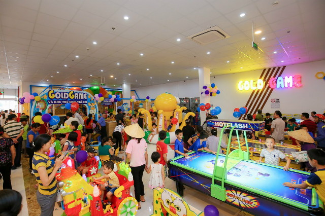Trung tâm vui chơi giải trí Gold Game tại Vincom Nam Đàn có diện tích hơn 200m2 chật kín khách hàng ngay trong ngày đầu khai trương