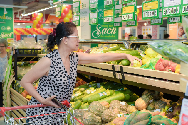 Siêu thị Vinmart diện tích trên 1.500m2 với hàng nghìn sản phẩm đa dạng, chất lượng và an toàn là điểm đến không thể bỏ qua với các bà nội trợ