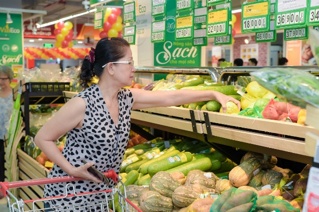 Siêu thị Vinmart diện tích trên 1.500m2 với hàng nghìn sản phẩm đa dạng, chất lượng và an toàn là điểm đến không thể bỏ qua với các bà nội trợ