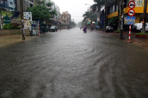 Đường Đặng Thái Thân ở Tp.Vinh gần như chìm trong biển nước.