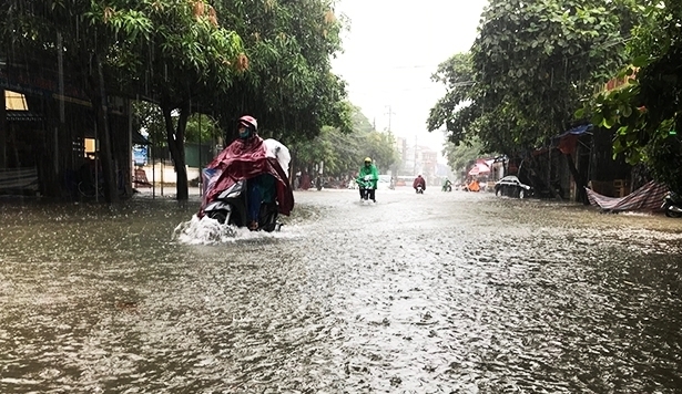 Đường Nguyễn Công Trứ Tp.Hà Tĩnh cũng bị ngập sâu. Ảnh: Thanh Hải