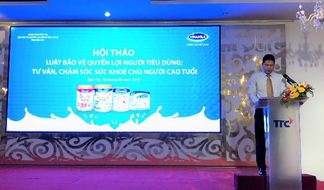 Đại diện Vinamilk, ông Trần Hữu Định - Giám đốc kinh doanh miền Tây phát biểu tại hội thảo