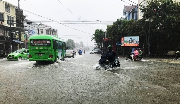 Ngã tư nơi giao nhau giữa đường Hải Thượng Lãn Ông và Nguyễn Công Trứ Tp.Hà Tĩnh bị ngập.