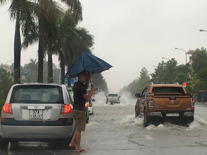 Nhiều tuyến đường chính ở Tp.Vinh đang trở thành sông.