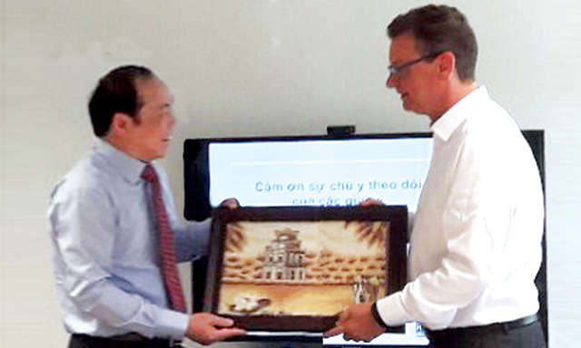 Chủ tịch Liên minh HTX Việt Nam Nguyễn Ngọc Bảo tặng quà kỷ niệm ông Andreas Schneider - Tổng Giám đốc DGRV