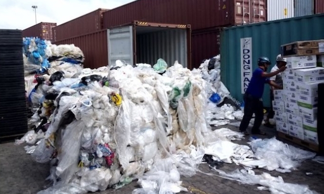 Hàng ngàn container phế liệu nhập khẩu vào Việt Nam đang ùn ứ tại cảng Cát Lái