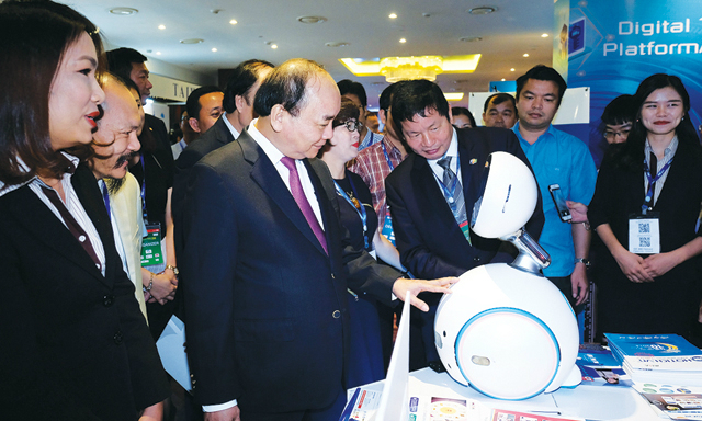 Thủ tướng thăm quan triển lãm trưng bày công nghệ thông tin