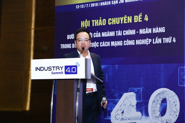 Đại diện MB - ông Lê Xuân Vũ, thành viên Ban điều hành, trình bày nội dung về chủ đề sản phẩm số ngành ngân hàng