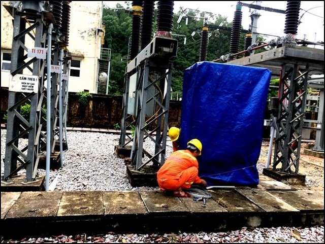 Công nhân Công ty Điện lực Nghệ An đang gia cố các trạm biến áp đề phòng sự cố do bão số 3 gây ra.