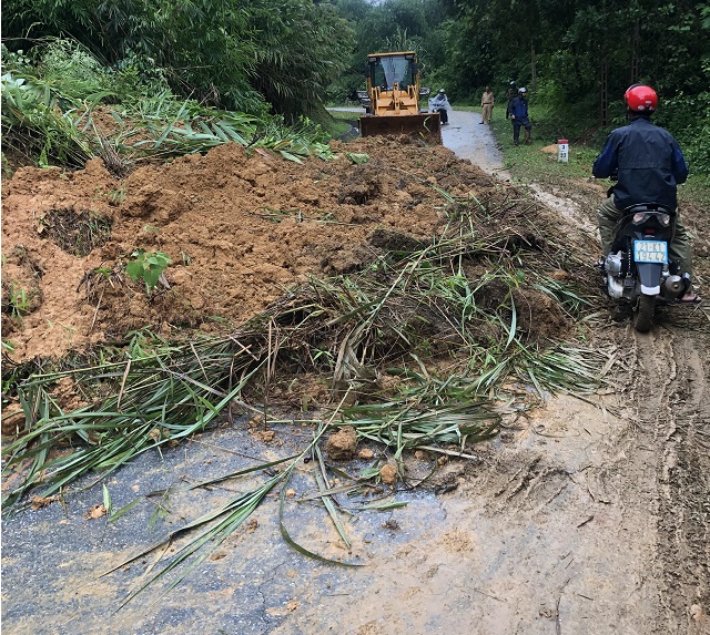 Sạt lở tắc đường QL32 đoạn qua xã Sơn Lương huyện Văn Chấn