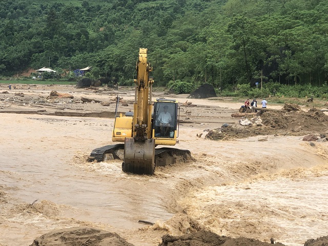 Đường vào Nậm Mười bị cô lập do nước lũ, phải di chuyển bằng máy múc