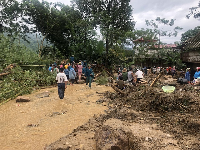 Nhiều nhà dân bị nước lũ cuốn trôi