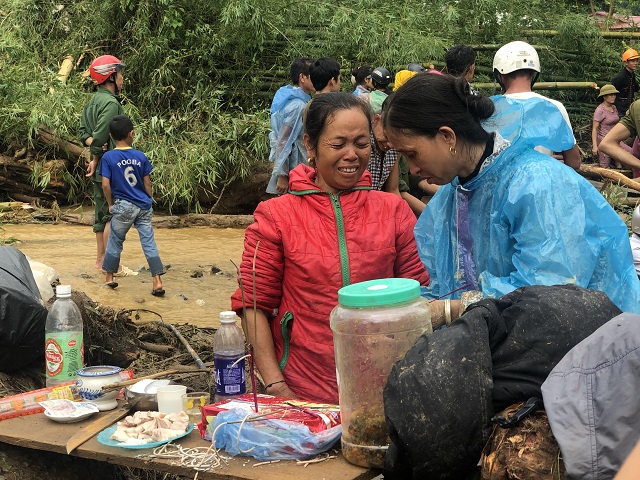 Người dân phải dựng tạm bàn thờ ngoài trời để thắp hương cho người thân bị chết do mưa lũ