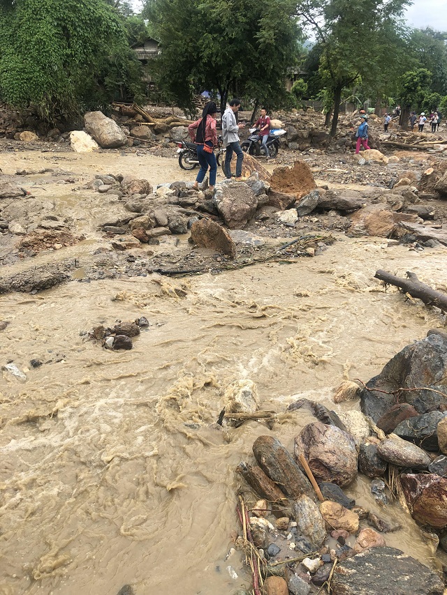 Nhà dân ở huyện Văn Chấn bị nước lũ vây quanh