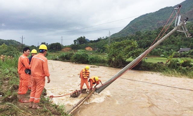 EVNNPC tập trung toàn lực cấp điện trở lại cho khách hàng
