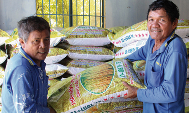 HTX Phước Hậu cung ứng vật tư nông nghiệp, đáp ứng nhu cầu sản xuất của nông dân ở địa phương