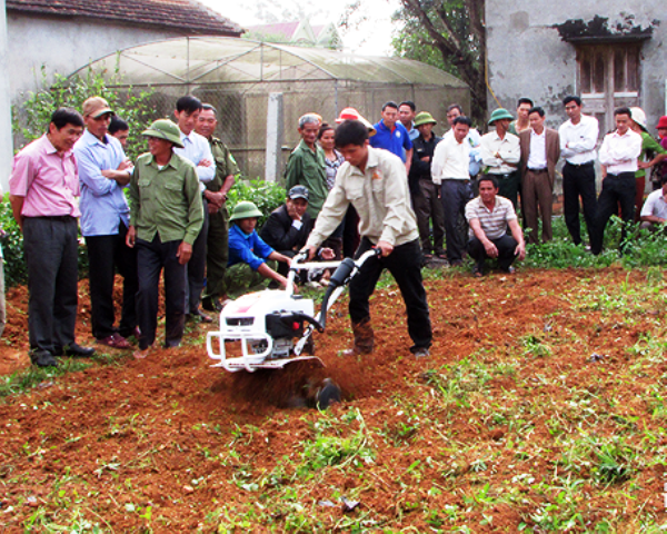 Tập huấn cho thành viên sử dụng máy làm đất tại HTX Minh Thành (Yên Thành)