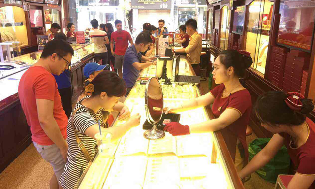 Nhiều DN kinh doanh vàng lớn hiện từ chối thanh toán qua thẻ ATM