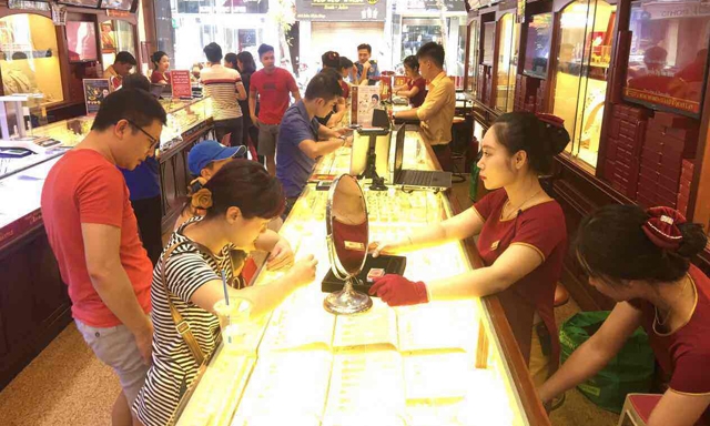 Nhiều DN kinh doanh vàng lớn hiện từ chối thanh toán qua thẻ ATM