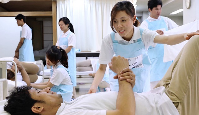 Điều dưỡng viên người Việt được đào tạo tại Tokyo.(Ảnh: Asia Nikkei).