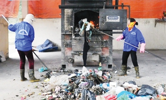 Xử lý rác thải bằng lò đốt ở HTX Thạch Bằng (Lộc Hà, Hà Tĩnh)