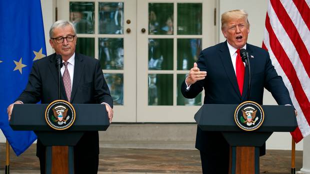 Tổng thống Mỹ Donald Trump họp báo cùng Chủ tịch Ủy ban châu Âu Jean-Claude Juncker. Ảnh: AP