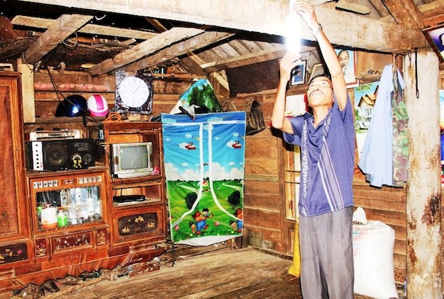 Sắp tới, người nghèo sẽ không còn được cho không tiền điện.