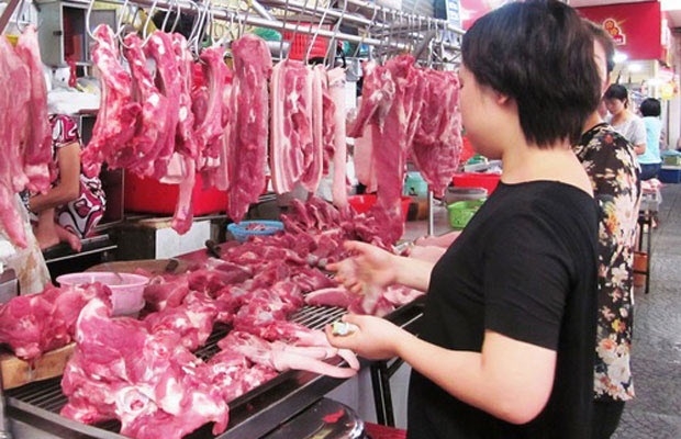 Việc thịt lợn liên tục tăng giá đã khiến người tiêu dùng lo lắng giá mặt hàng này sẽ tăng vào dịp cuối năm.