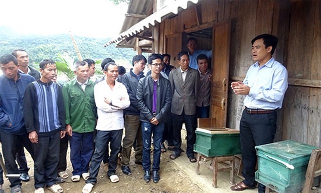 Cán bộ khuyến nông tập huấn kỹ thuật nuôi ong cho 45 hộ thành viên HTX