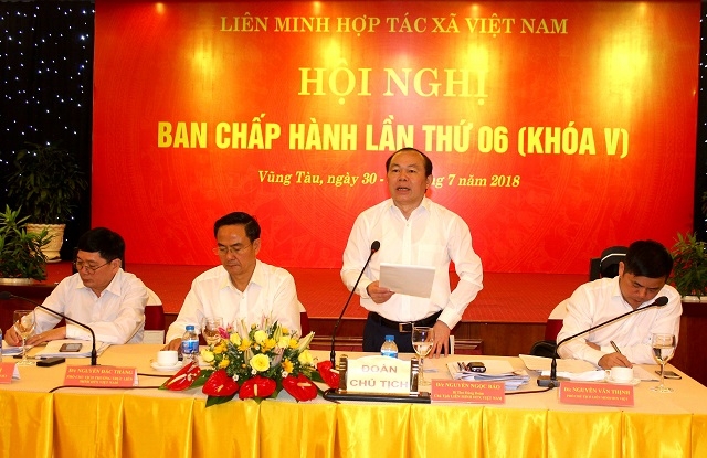 Chủ tịch Nguyễn Ngọc Bảo cùng đoàn chủ tịch chủ trì hội nghị